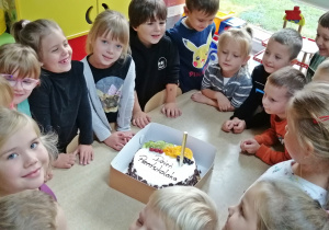 Dzieci cieszą się z tortu na podwieczorek